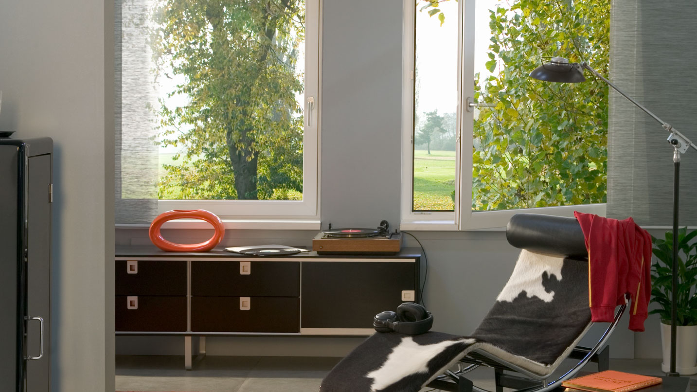 Finestra in PVC aperta a ribalta per microventilazione in ambiente domestico moderno