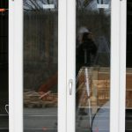 Finestra PV6K in PVC bianco con maniglia in argento, doppia anta