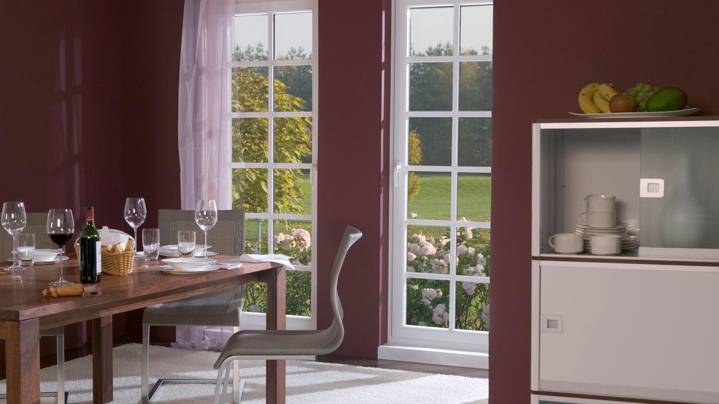Porte-finestre in PVC bianco con inglesine in sala da pranzo luminosa