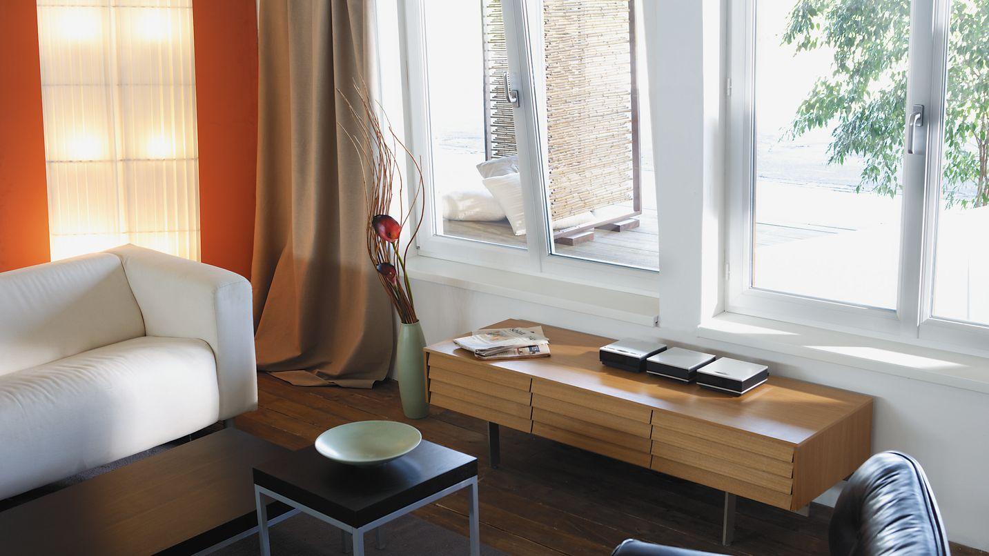 Finestre in PVC bianco in soggiorno moderno con arredi di design
