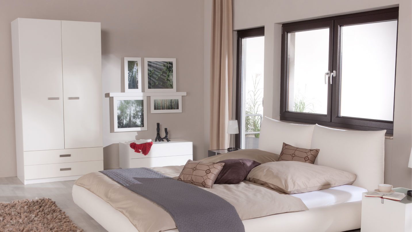 Finestra in PVC a battente con doppia anta in camera da letto moderna