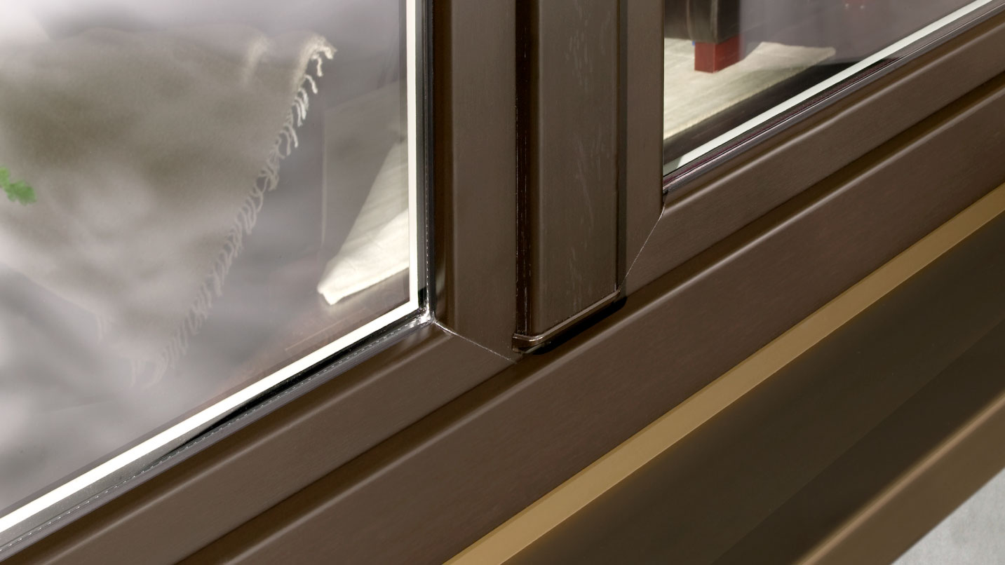 Dettaglio tecnico di finestra in PVC effetto legno con profilo antieffrazione