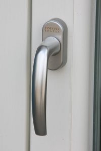 Maniglia argento satinato per finestra in PVC