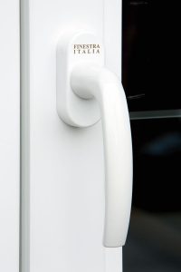 Maniglia bianca per finestra in PVC