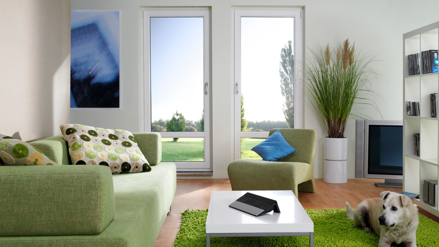 Salone con due porte fienstra su giardino