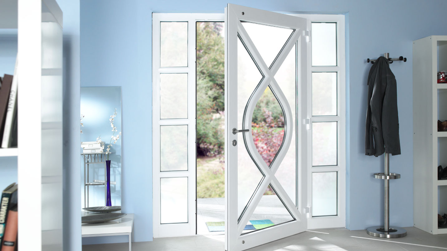 Porta d’ingresso in PVC bianco con design moderno e inserti in vetro
