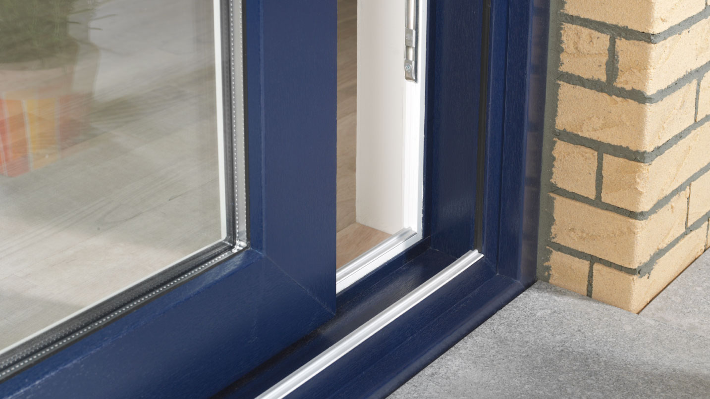 Dettaglio porta finestra in PVC, con posa in opera in muratura
