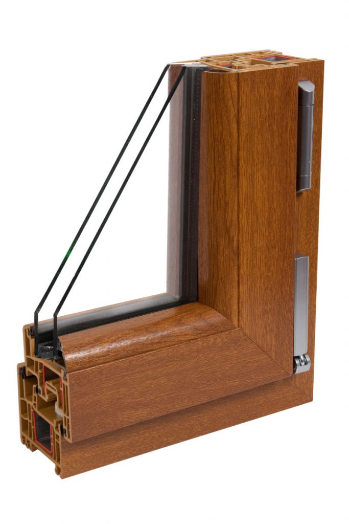 Profilo porta PV6k in PVC con finitura effetto legno e sistema a 5 camere isolanti