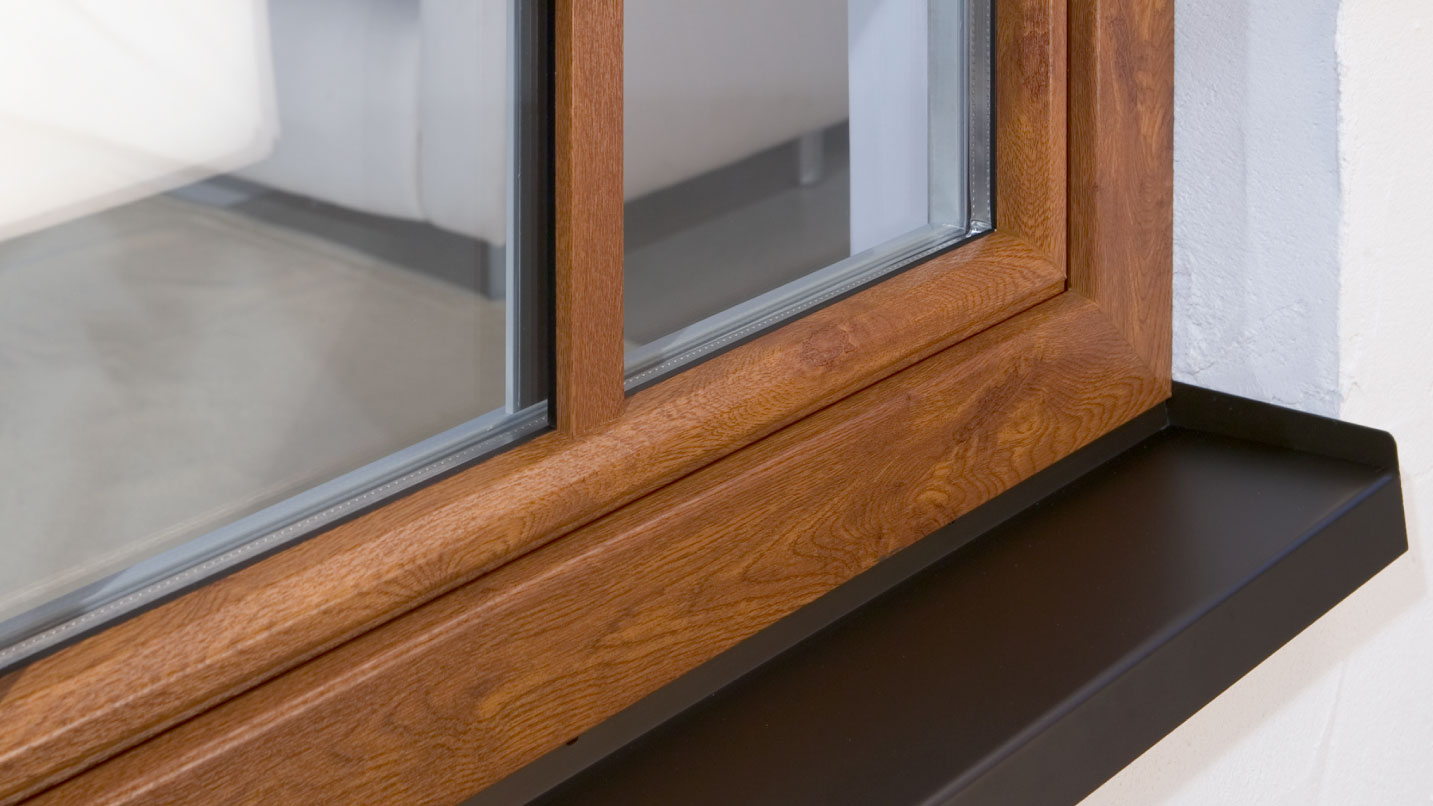 Dettaglio finestra in PVC con finitura effetto legno e vetro isolante