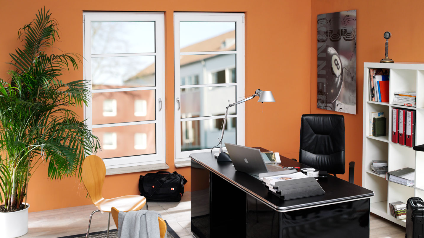 Fienstre in PVC bianco con inglesine in uno studio professionale