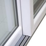 Vista ravvicinata binario inferiore finestra scorrevole alzante in PVC bianco