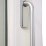 Particolare della maniglia ergonomica finestra scorrevole alzante in PVC