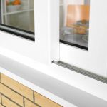 Particolare del binario inferiore finestra scorrevole in linea in PVC