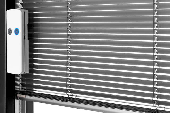 Veneziana integrata con controllo elettronico su finestra in PVC