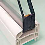 Dettaglio vetro antisfondamento classe P4 per finestra in PVC Serena