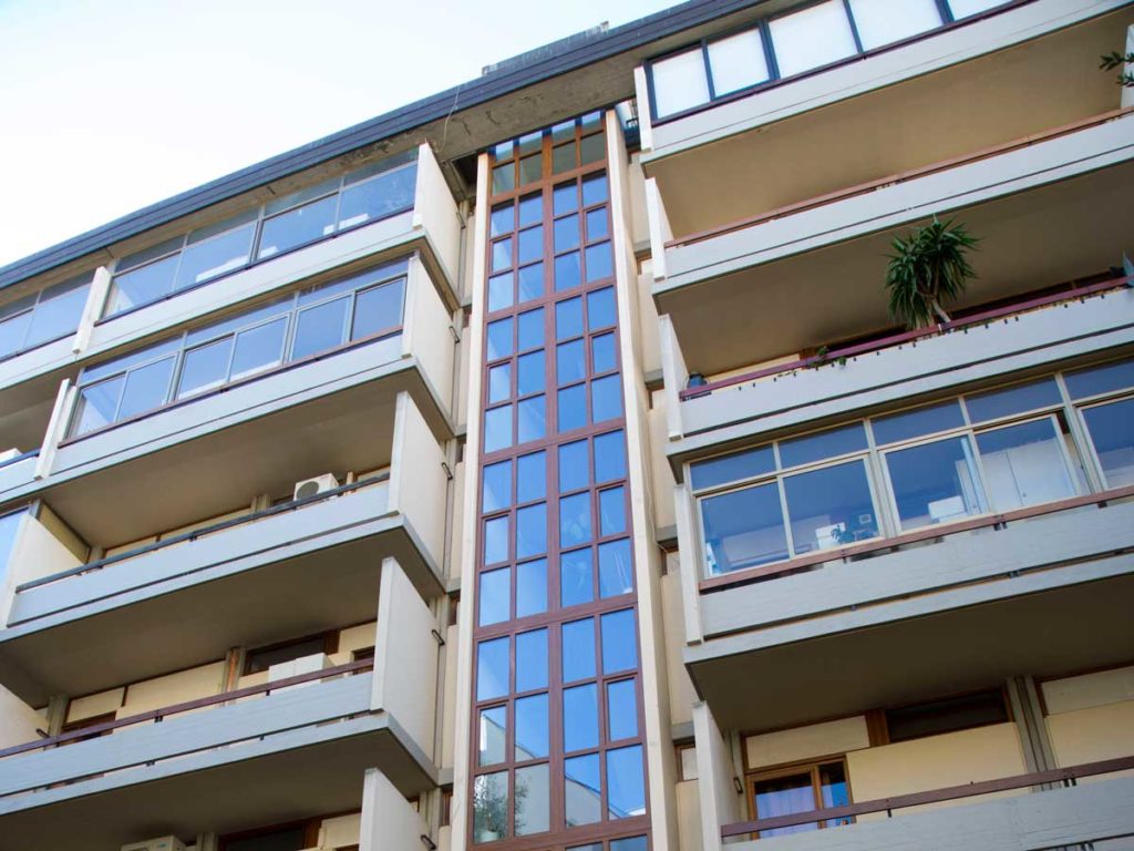 Un condominio con finestre in PVC di Finestra Italia