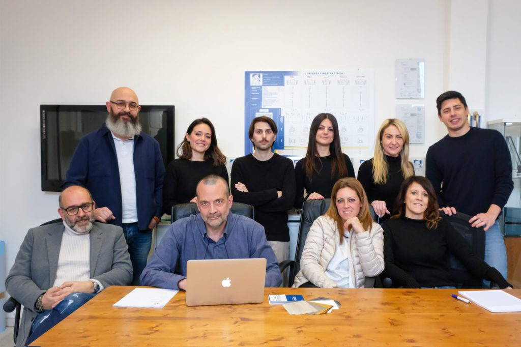 l team di Finestra Italia riunito in sede