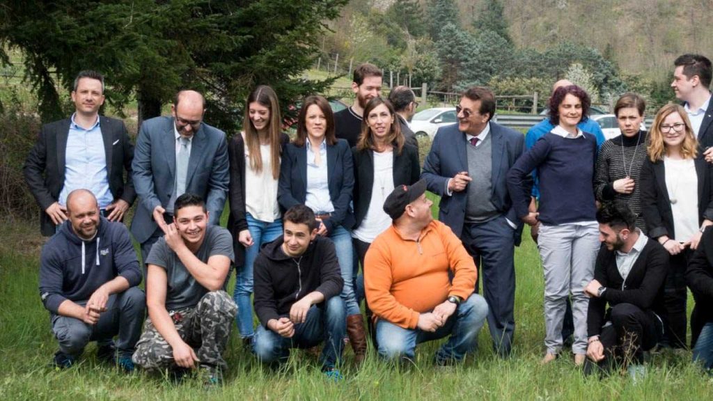 Foto di gruppo del team Finestra Italia con personale tecnico, commerciale e amministrativo