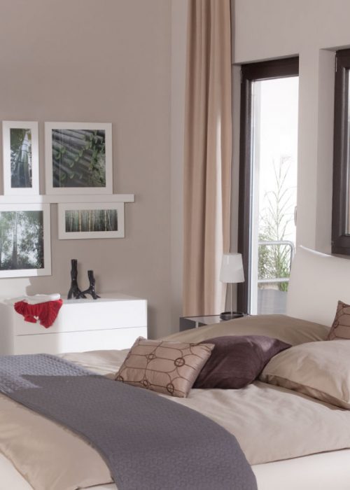 Finestra in PVC a battente con doppia anta in camera da letto moderna