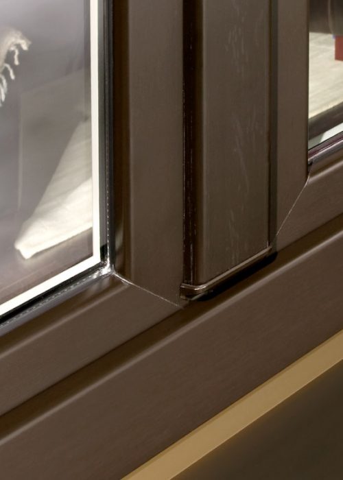 Dettaglio tecnico di finestra in PVC effetto legno con profilo antieffrazione